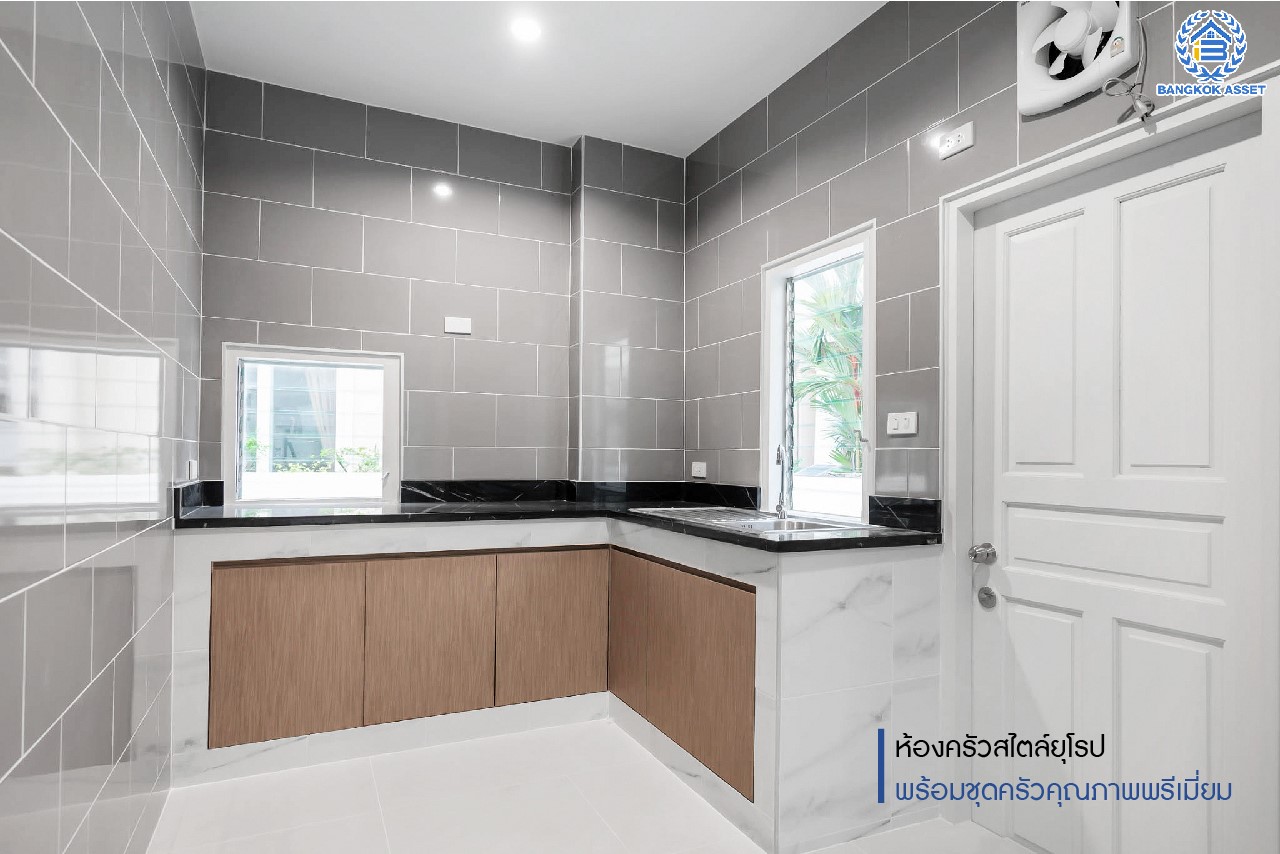 บ้านมือสองตกแต่งใหม่ ม.เบญญาภา ราชพฤกษ์ หลังใหญ่ เนื้อที่ 56.2 ตร.ว. บนพื้นที่ใช้สอยกว่า 265 ตร.ม. ฟังก์ชัน 3 ห้องนอน 1 ห้องอเนกประสงค์ 3 ห้องน้ำ จอดรถได้ 2 คัน พร้อมเฟอร์นิเจอร์บิ้วอินท์ในห้องนอนทุกห้อง ทำเลโซนเมือง! โครงการติด The Crystal SB ใกล้ทางด่วน "ศรีรัช" พร้อมเชื่อมสู่ปิ่นเกล้า-สาทร